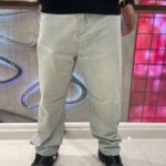 بنطلون جينز واسع جداً – خامة معالجة وجيوب تريندي بتصميم عصري